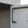 Kleiderspind-mit-Belueftung-1-Abteil-Detailbild-Tueraufhaengung