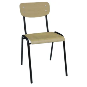 Das Bild zeigt einen klassischen, funktionalen Stuhl mit einer minimalistischen Designästhetik. Die Sitzfläche und die Rückenlehne bestehen aus einem hellen Holzmaterial, das mit schwarzen Metallbeinen kombiniert wird. Die Holzplatten sind mit sichtbaren Schrauben an den Metallrahmen befestigt, was dem Stuhl einen einfachen, industriellen Look verleiht. Der Stuhl ist robust und eignet sich gut für den Einsatz in verschiedenen Umgebungen, sei es im Büro, in öffentlichen Einrichtungen oder in einem modernen Wohnraum.